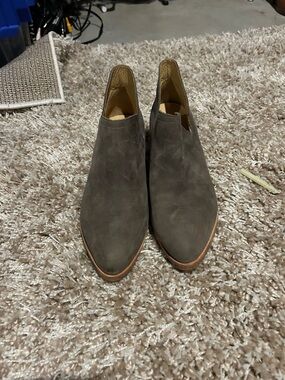 Nisolo Women’s Chukka Boots in Gray Suede with Tan Trim